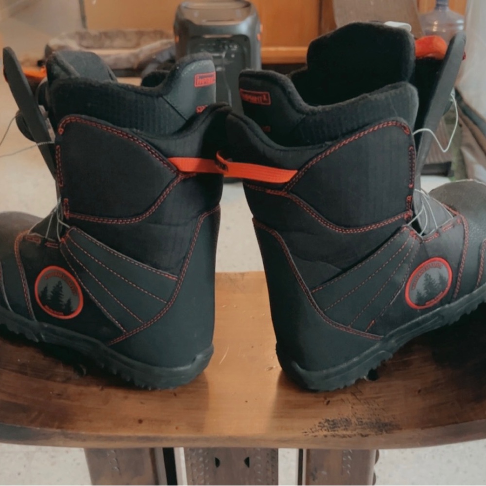 Size 6, burton wilderness safety, imprint 1 snowboard boots, black and red.